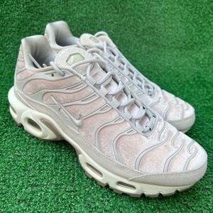 Women's Nike Air Max Plus Velvet Particle Rose Size 7 Pre-owned